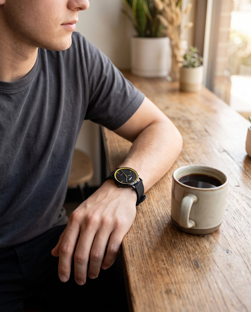 AWC Minimalist Slim Quartz , black, on wrist café