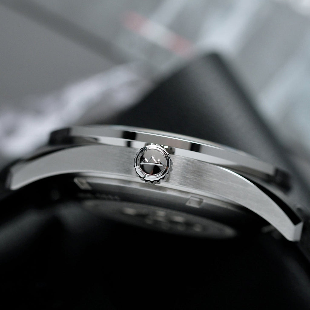 echo/neutra 1956 3H Black case profile and domed sapphire