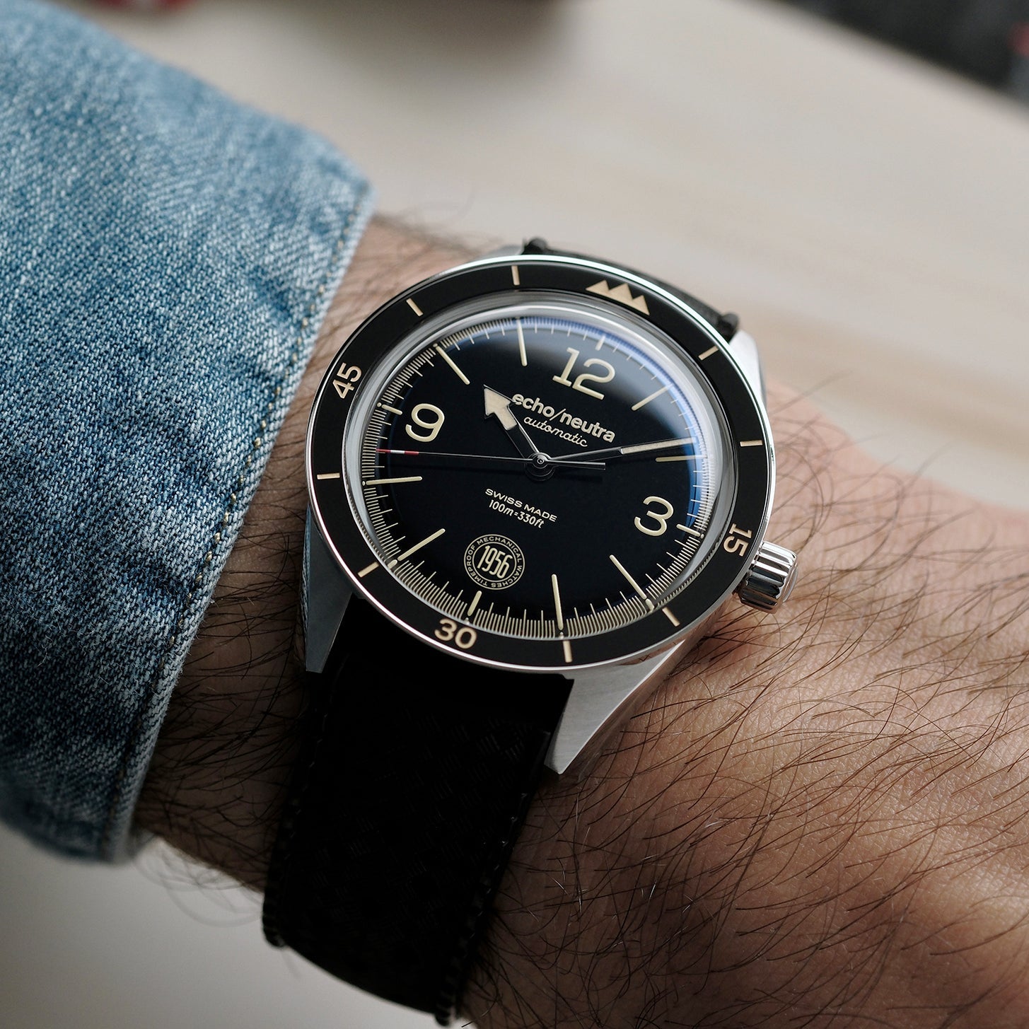 echo/neutra 1956 3H Black wrist