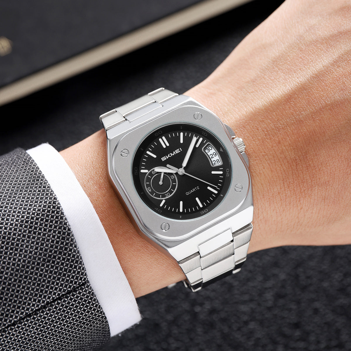 SKMEI 2572 black dial worn on a wrist