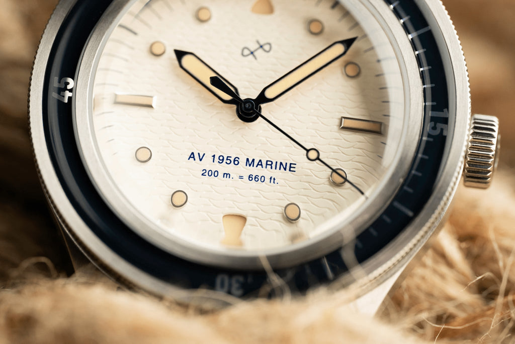 AV86 1956 Marine acrylic bezel and dial detail