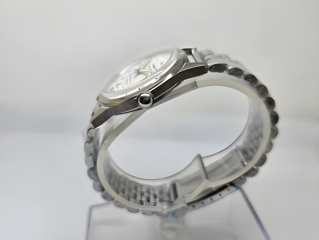 Vintage HMT Pilot steel jubilee-style bracelet detail