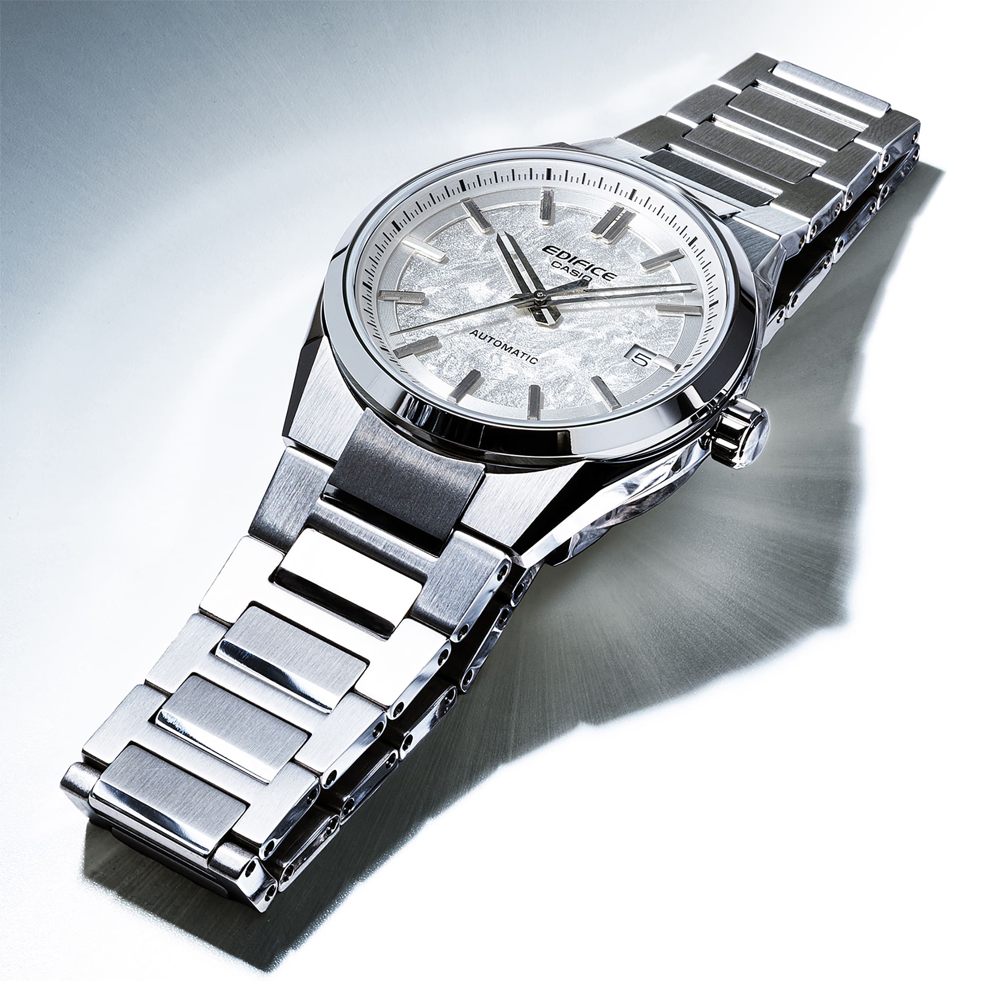 Casio Edifice EFK-110D-7A case and bracelet detail