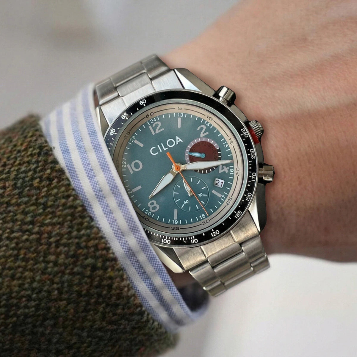 Red Casual analog quartz watch, supplier photo 2