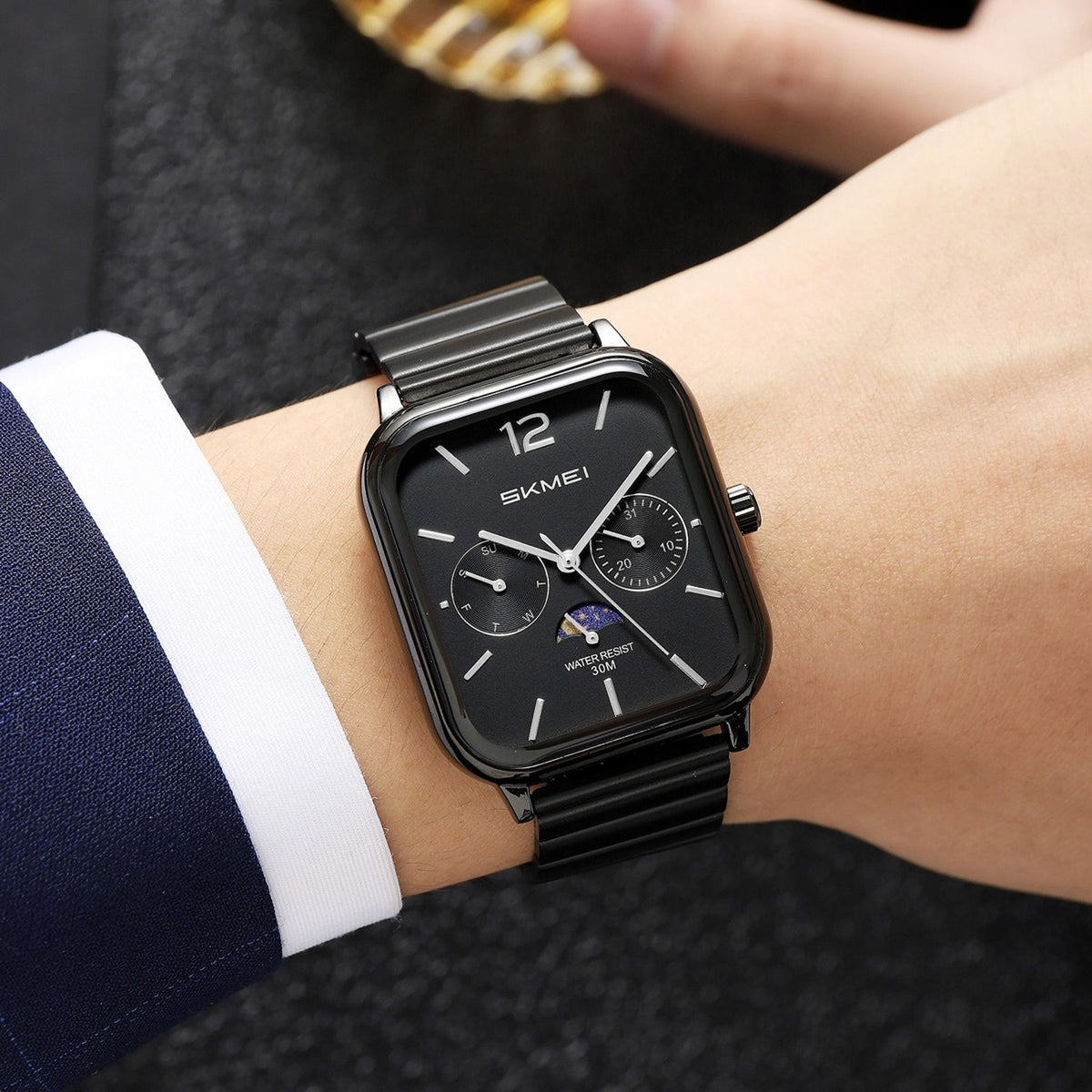 SKMEI 2509 black bracelet and black dial worn on wrist