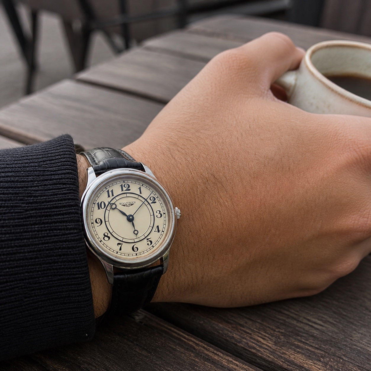 BINIHUAN retro cream dial watch worn at a cafe