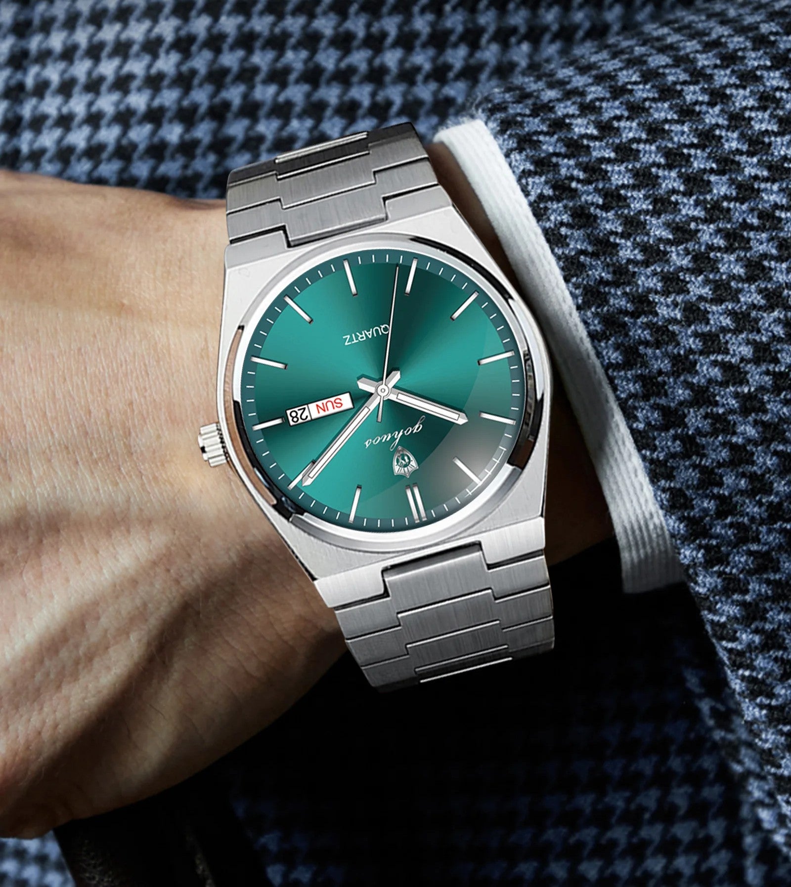 GOHUOS 8807 worn with a jacket cuff
