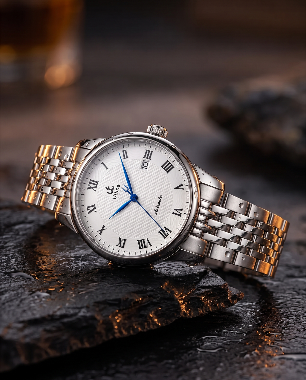 Utime U0030G on dark slate — lifestyle