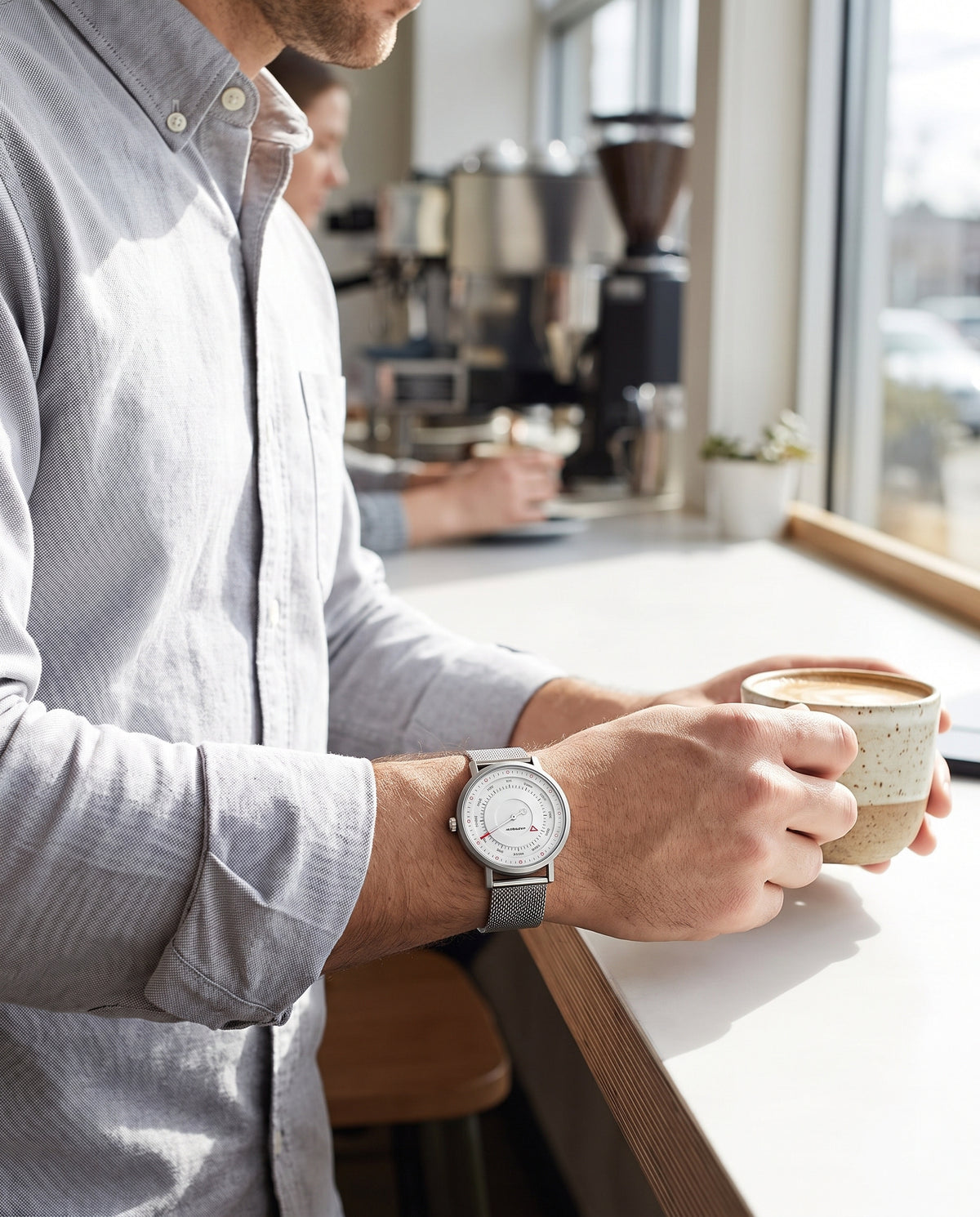 SINOBI S9809G white dial silver mesh one-hand quartz watch worn at a cafe