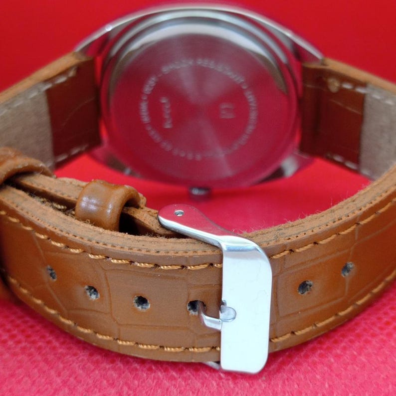 Vintage HMT Kohinoor tan strap and buckle detail
