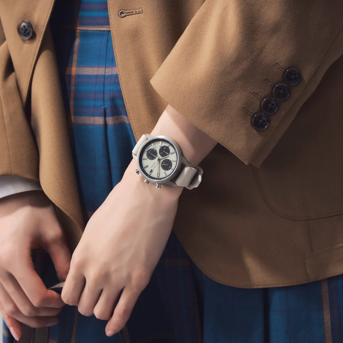 Maker's Watch Knot TSC-40TIIV ivory titanium chronograph wrist view