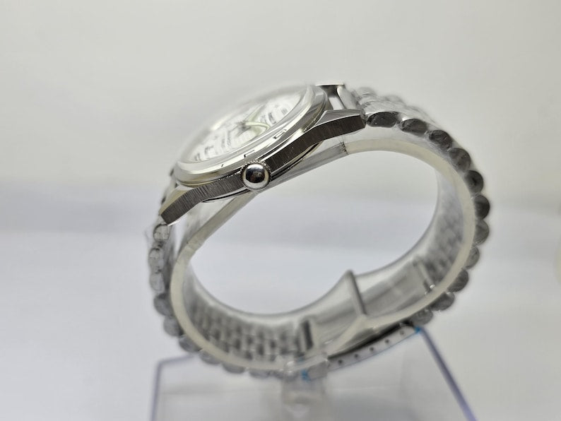 Vintage HMT Pilot steel jubilee-style bracelet detail