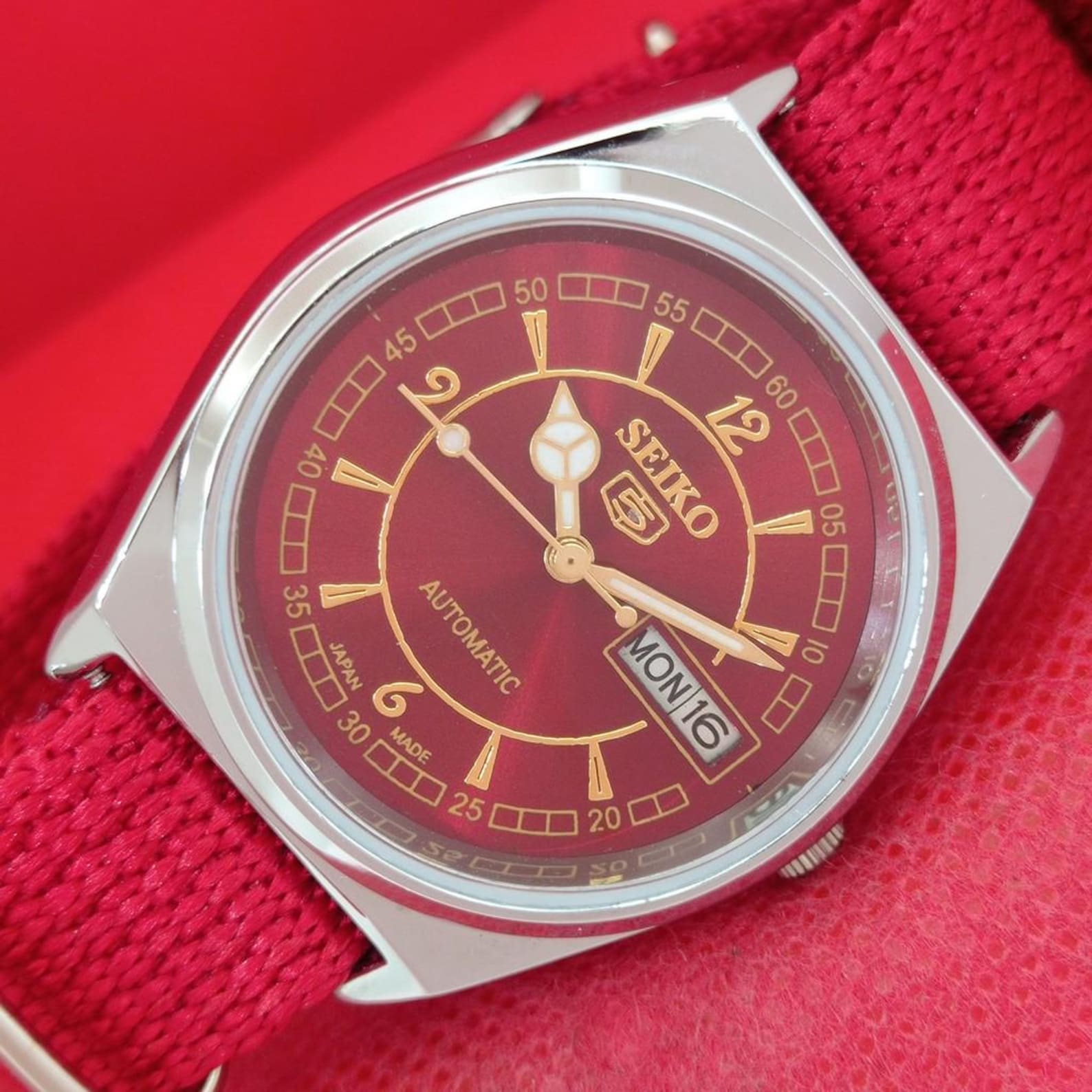 Vintage Seiko 5 6309A red dial a1055 — exact watch photo 1