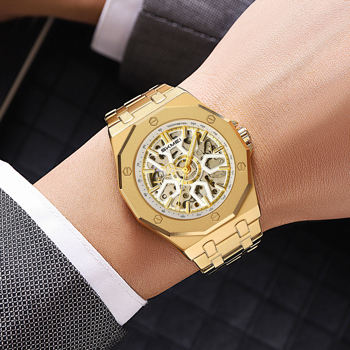 SKMEI M036 Gold Steel on wrist